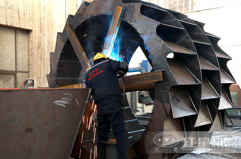 ʦ�����ڼӹ�ϴɰ���ֶ�